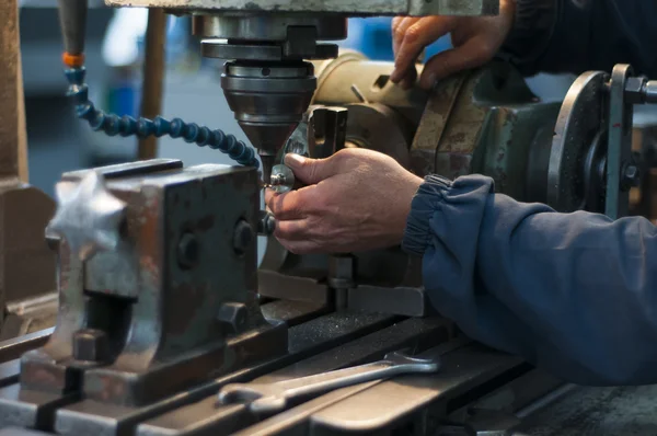 Der Arbeiter an der Metallbearbeitungsmaschine — Stockfoto