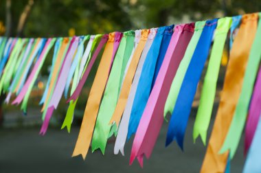 Saten bant dalgalar üzerinde bir Rüzgar