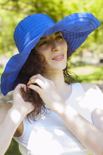 La chica con un sombrero azul — Foto de Stock