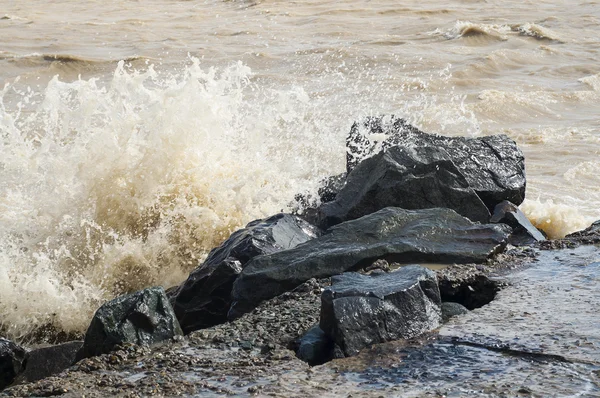 Κύματα περνούν σχετικά με πέτρες — Φωτογραφία Αρχείου