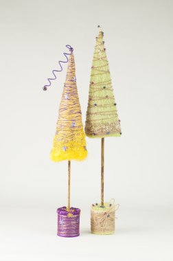 Köknar ağacı bir ip tarafından dekore edilmiş oyuncak