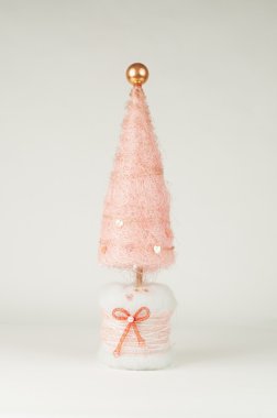 Köknar ağacı bir ip tarafından dekore edilmiş oyuncak