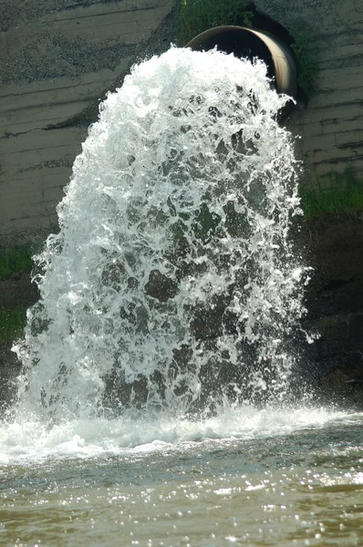 Vuile afvalwater worden samengevoegd tot de rivier — Stockfoto