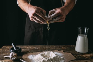 Tahta bir masada un ve ekmek.