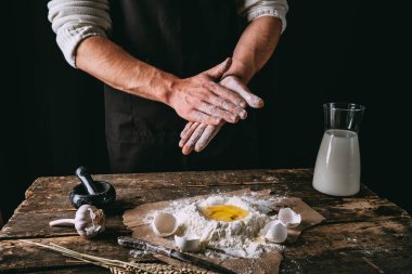 Tahta bir masada un ve ekmek.