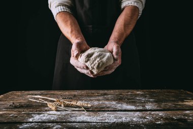 Tahta bir masada un ve ekmek.