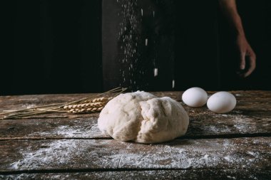 Tahta bir masada un ve ekmek.