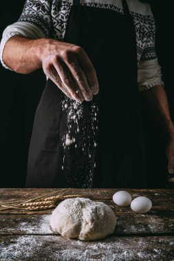 Ahşap zeminde ekmek ve un