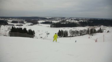 Kayakçı ve yokuş aşağı Kayak Snowboard