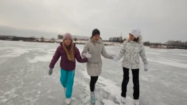 Aile buz donmuş gölde buz pateni