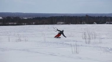 Kış snowkiting sahada.