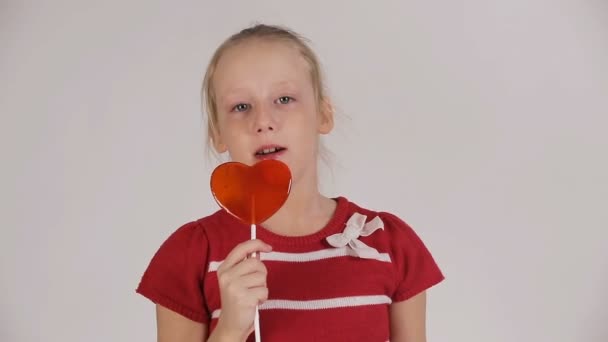 Child eating lollipop — Stock Video