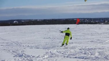 Kış snowkiting sahada.