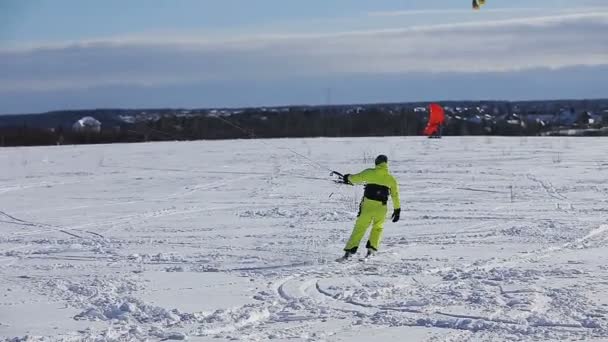 Snowkite invernale sul campo . — Video Stock