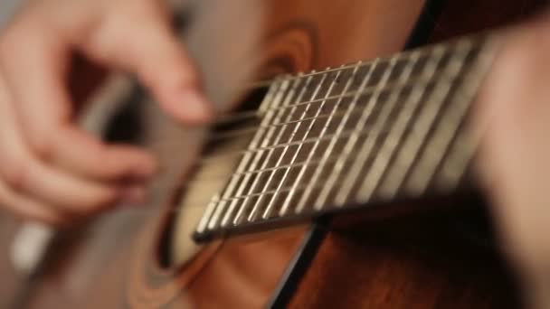 Womans mains jouant de la guitare acoustique . — Video