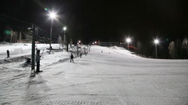 Kayakçı ve yokuş aşağı Kayak Snowboard