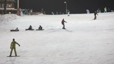 Kayakçı ve yokuş aşağı Kayak Snowboard