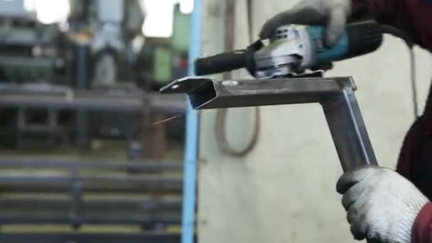 Arbeiter beim Schneiden von Stahl mit Winkelschleifer — Stockvideo