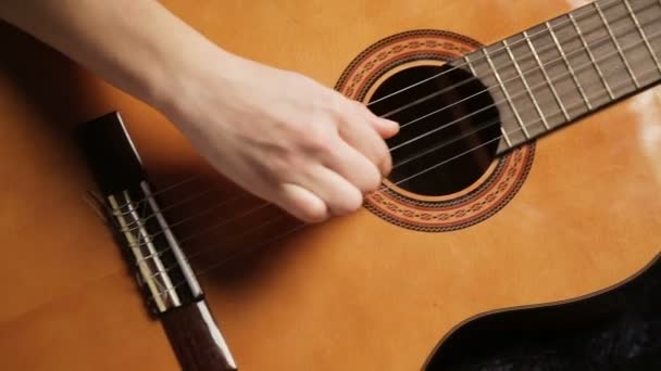 Mani delle donne che suonano la chitarra acustica . — Video Stock