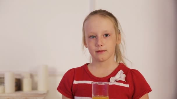 Malá holčička pití šťávy. — Stock video