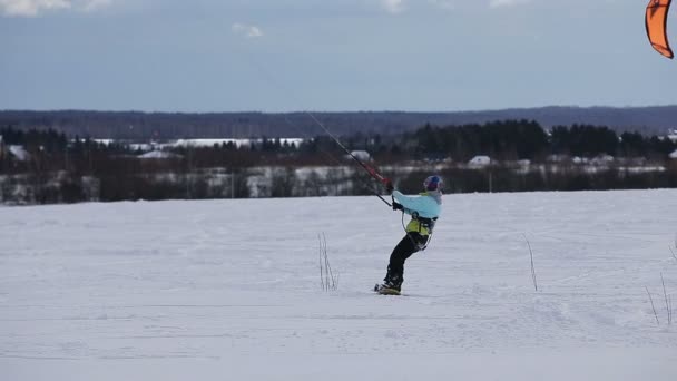 Winter snowkiting on the field. — Stock Video