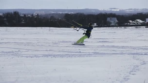 Snowkiting inverno no campo . — Vídeo de Stock
