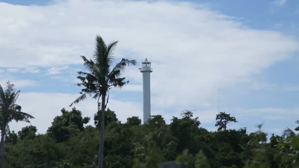Leuchtturm und tropische Palmen.malapascua Insel — Stockvideo