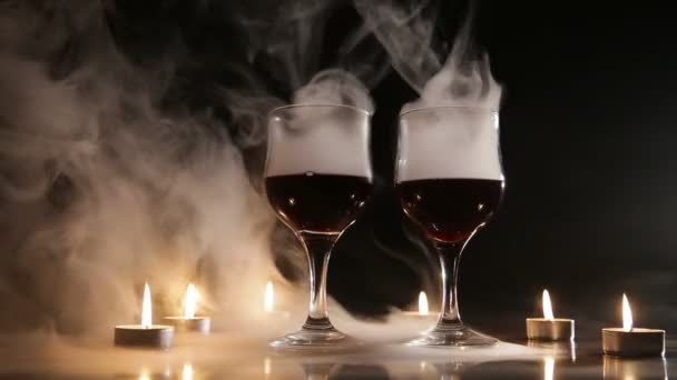 Bicchieri di vino e candele accese nel fumo . — Video Stock