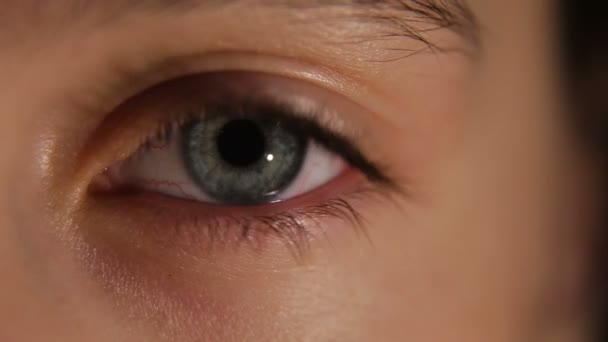 Vrouwen oog, close-up. — Stockvideo