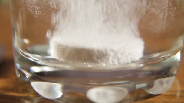 Effervescent tablet falling in water — Stock Video