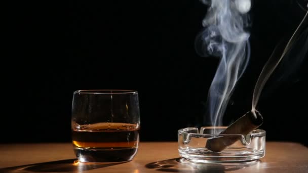 Whiskey drinks with smoking cigars — Stock Video