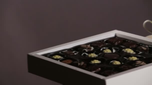 Ensemble de thé sur la table avec des bonbons au chocolat . — Video