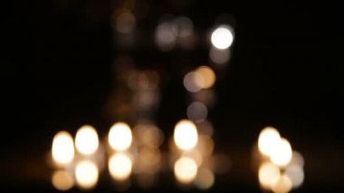 Şarap, gözlük ve yanan mumlar.