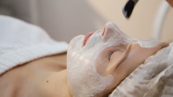 Máscara facial que se aplica durante el tratamiento de spa — Vídeos de Stock