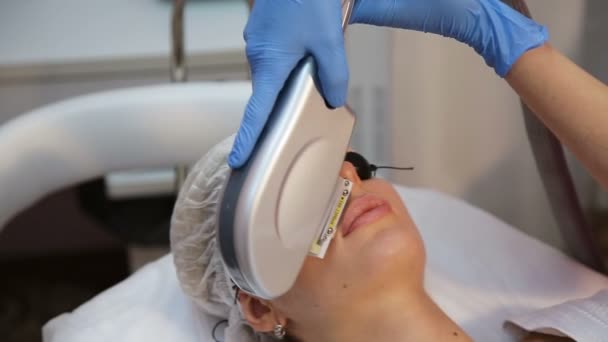 Cosmetician perfiming foto rejuvenescimento — Vídeo de Stock