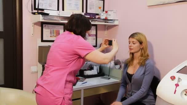 医者でのレセプションの女性 — ストック動画