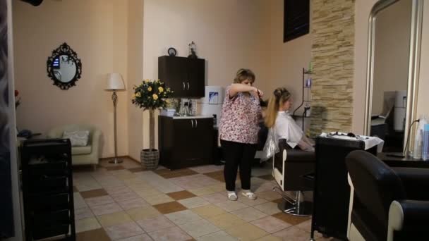 Friseurin trocknet den Föhn — Stockvideo