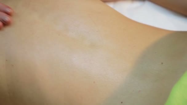 Massör göra massage på kvinna i spasalong. — Stockvideo