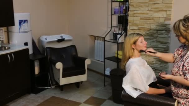 Maquiagem artista fazendo uma maquiagem no salão de beleza — Vídeo de Stock