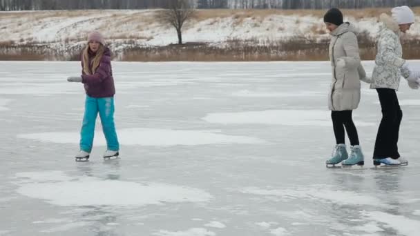 Patinaje sobre hielo familiar en lago congelado — Vídeos de Stock