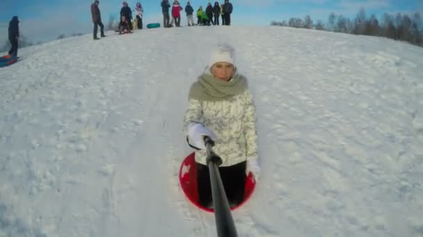 언덕 아래로 sledging Yong 소녀 — 비디오