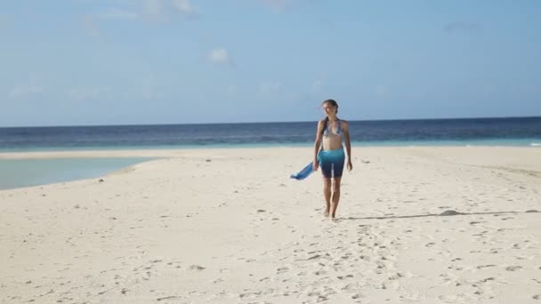 Mädchen in seidener Tunika spaziert am Strand — Stockvideo