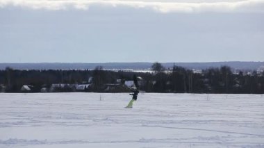 Kış snowkiting sahada.