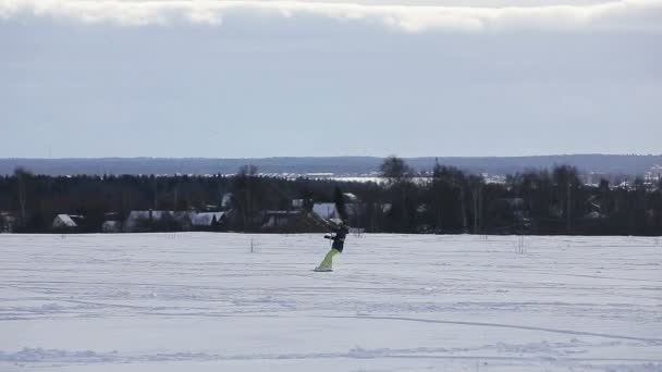 Vinter snowkiting på fältet. — Stockvideo
