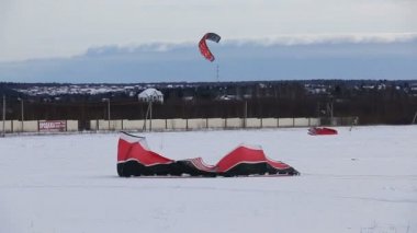 Kış snowkiting sahada.