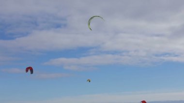 Kış snowkiting sahada.