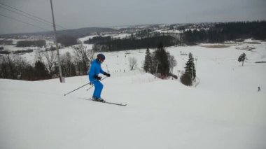 Kayakçı ve yokuş aşağı Kayak Snowboard