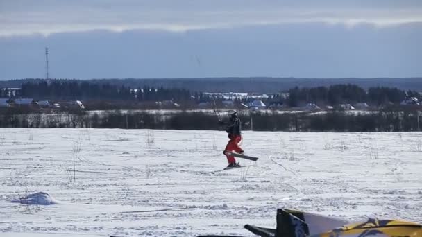 Snowkiting χειμώνα στο γήπεδο. — Αρχείο Βίντεο