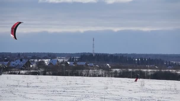 Snowkiting inverno no campo . — Vídeo de Stock