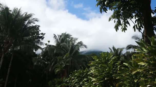 Landskap av berg och sky. Camiguin island. — Stockvideo